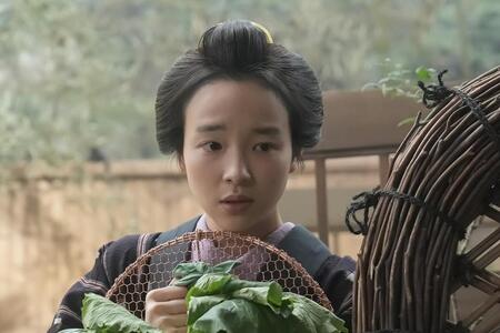 不安げな表情の女中のクマ（夏目透羽）