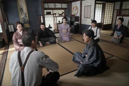 正木の犯人捜しの推理を聞く、司之介（岡部たかし・前列右）や松野家の面々