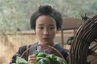 不安げな表情の女中のクマ（夏目透羽）