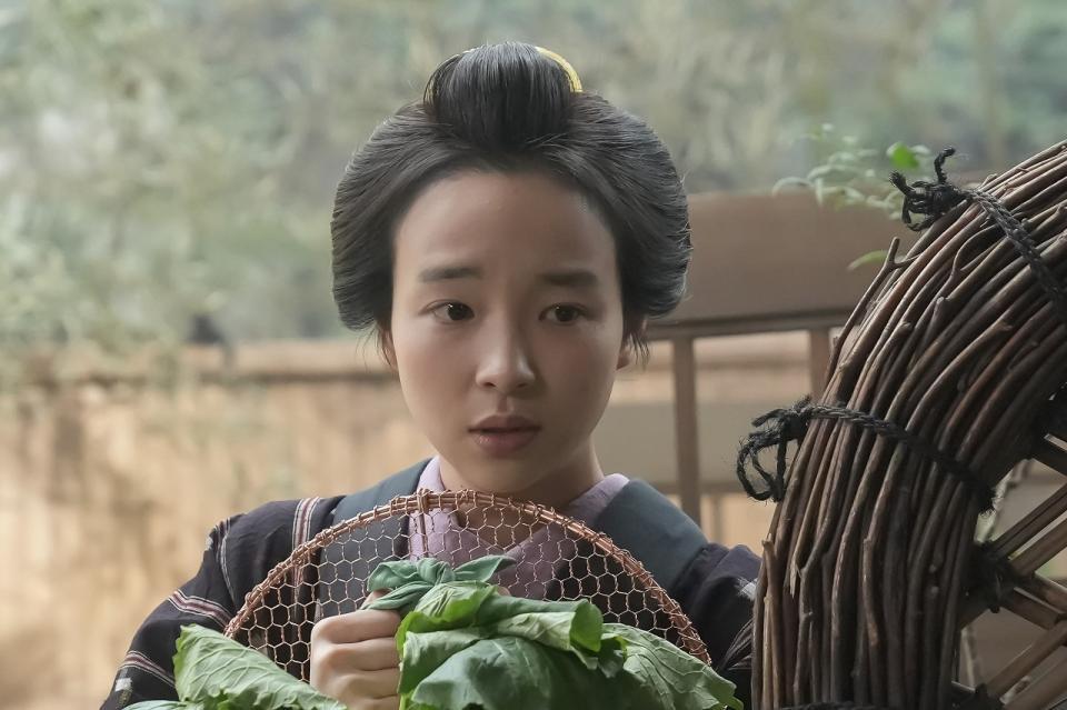 不安げな表情の女中のクマ（夏目透羽）