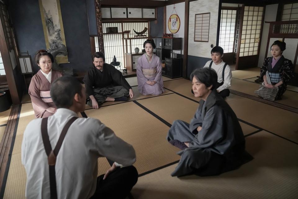 正木の犯人捜しの推理を聞く、司之介（岡部たかし・前列右）や松野家の面々