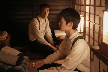 懐中時計を手にする丈（杉田雷麟・右）と、眺める正木（日高由起刀）