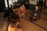 女中を辞めると言い出したクマ（夏目透羽・右））に、トキ（高石あかり）やヘブン（トミー・バストウ）も驚いて