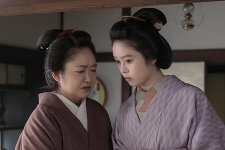 トキ（高石あかり・右）と母・フミ（池脇千鶴）は女中のクマから逃げて…