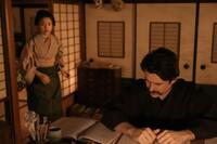 思うように書けなくて焦るヘブン（トミー・バストウ）を見たトキ（高石あかり）は…