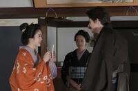 トキは錦織のようなヘブンの執筆を手伝うリテラシーアシスタントに。左から、トキ（高石あかり）、女中・イセ（芋生悠）、ヘブン（トミー・バストウ）