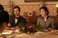 ヘブンの同僚・ロバート（ジョー・トレメイン）と妻・ラン（蓮佛美沙子）はトキとヘブンを自宅に招く