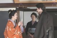 トキは錦織のような、ヘブンの執筆を手伝うリテラシーアシスタントに。左から、トキ（高石あかり）、女中・イセ（芋生悠）、ヘブン（トミー・バストウ）