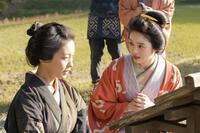 トキ（高石あかり・右）は古い言い伝えに詳しいイセに興味津々！