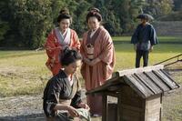 トキ（高石あかり・左）とフミ（池脇千鶴・右）はヘブンのためのネタ探しの中、ある女性（芋生悠）と出会う