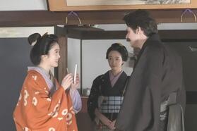 トキは錦織のような、ヘブンの執筆を手伝うリテラシーアシスタントに。左から、トキ（高石あかり）、女中・イセ（芋生悠）、ヘブン（トミー・バストウ）