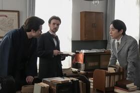 ヘブンが教師を務める熊本第五中学が閉鎖！？左から、ヘブン（トミー・バストウ）、ロバート（ジョー・トレメイン）、作山（橋本淳）