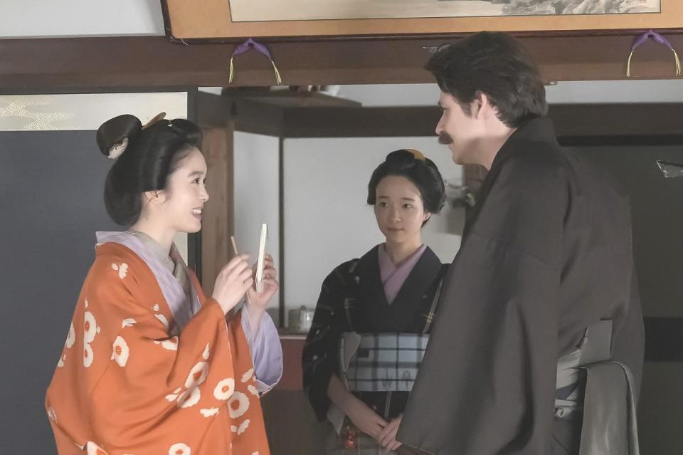 トキは錦織のような、ヘブンの執筆を手伝うリテラシーアシスタントに。左から、トキ（高石あかり）、女中・イセ（芋生悠）、ヘブン（トミー・バストウ）