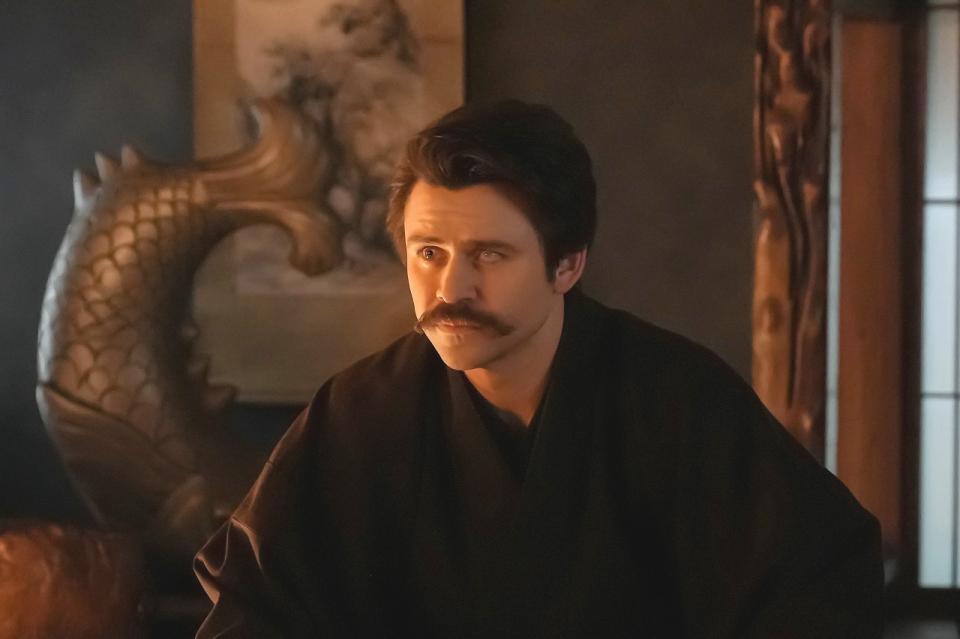 イセが語る呪いの話に集中するヘブン（トミー・バストウ）