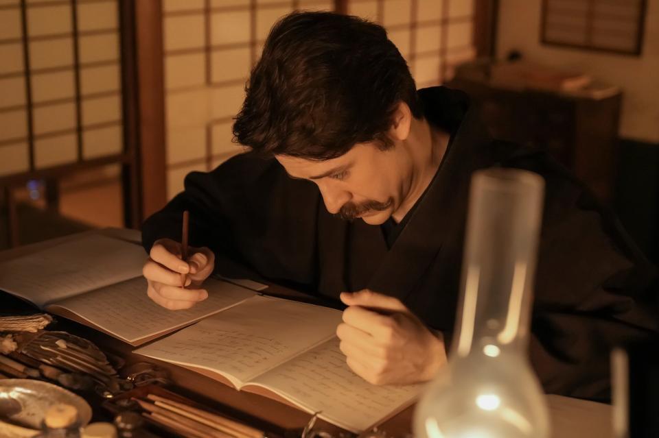 教師の仕事が多忙で、ヘブン（トミー・バストウ）は筆が進まず…