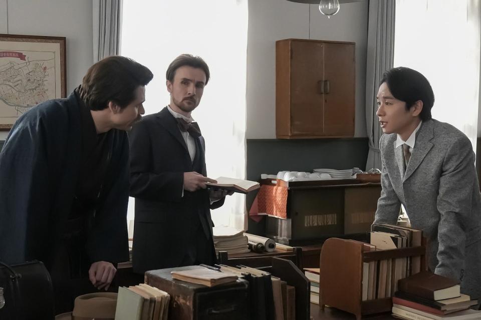 ヘブンが教師を務める熊本第五中学が閉鎖！？左から、ヘブン（トミー・バストウ）、ロバート（ジョー・トレメイン）、作山（橋本淳）