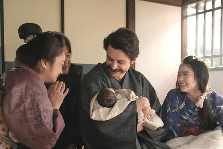 ヘブンとトキの可愛い赤ちゃんに、松野家はデレデレ。左から、フミ（池脇千鶴）、司之介（岡部たかし）、ヘブン（トミー・バストウ）、トキ（高石あかり）