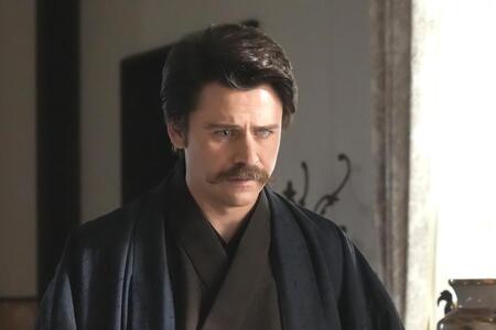 ランからトキのことを聞いたヘブン（トミー・バストウ）は…