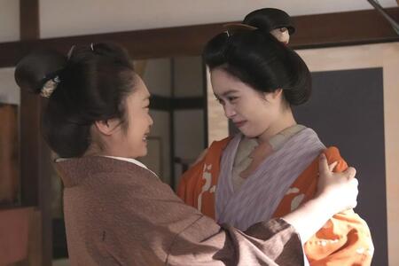 トキ（高石あかり・右）の懐妊に大喜びの母・フミ（池脇千鶴）