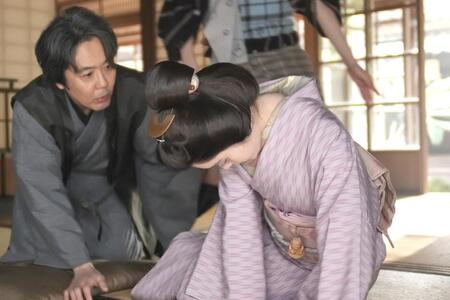 ヘブン不在中にトキ（高石あかり）が倒れ…。心配そうによりそう父・司之介（岡部たかし）