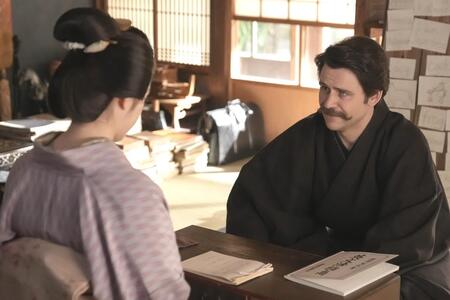 ヘブンはイライザから海外での滞在記の誘いを受ける。左から、トキ（高石あかり）、ヘブン（トミー・バストウ）