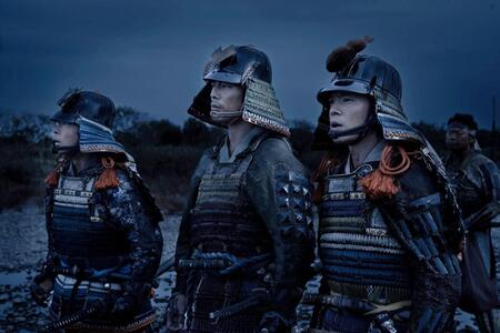 「墨俣一夜城」に着手する小一郎、藤吉郎ら。ＮＨＫ大河ドラマ「豊臣兄弟！」より