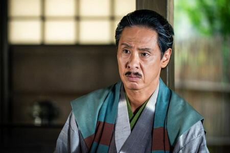直から小一郎と夫婦になる許しを乞われた父・喜左衛門(大倉孝二)。ＮＨＫ大河ドラマ「豊臣兄弟！」より