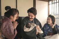 ヘブンとトキの可愛い赤ちゃんに、松野家はデレデレ。左から、フミ（池脇千鶴）、司之介（岡部たかし）、ヘブン（トミー・バストウ）、トキ（高石あかり）