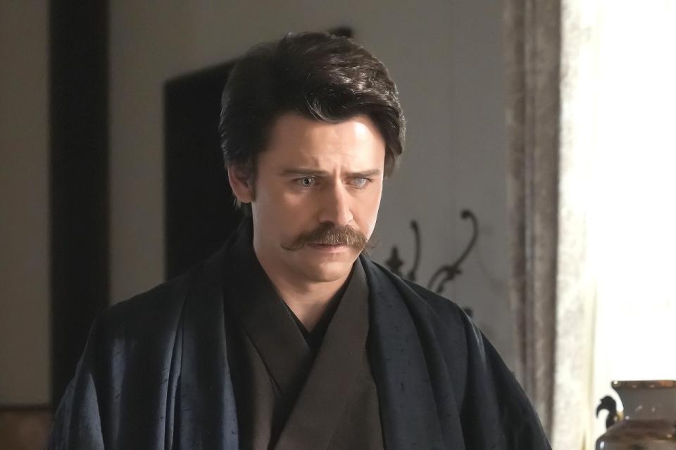 ランからトキのことを聞いたヘブン（トミー・バストウ）は…