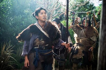 蜂須賀正勝（高橋努）と出陣した小一郎（仲野太賀）。