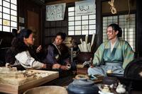 竹中半兵衛（菅田将暉、右）と話す小一郎（仲野太賀、中）と藤吉郎（池松壮亮）。ＮＨＫ大河ドラマ「豊臣兄弟！」より
