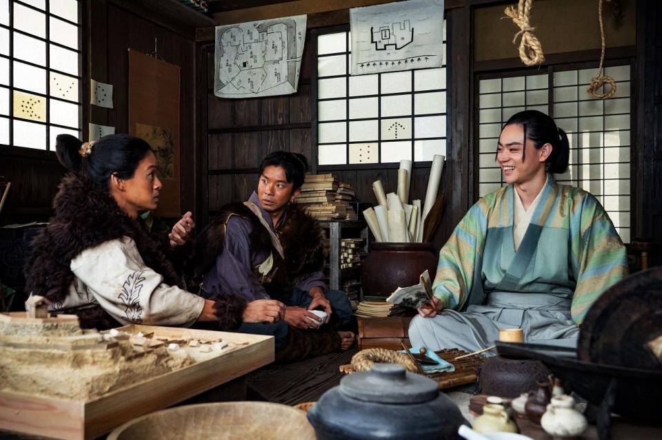 竹中半兵衛（菅田将暉、右）と話す小一郎（仲野太賀、中）と藤吉郎（池松壮亮）。ＮＨＫ大河ドラマ「豊臣兄弟！」より