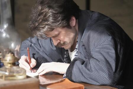 ヘブン（トミー・バストウ）は必死で机に向かい…