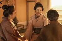 トキ（高石あかり・中央）は司之介（岡部たかし）とフミ（池脇千鶴）からタエに会ってきたと聞いて…