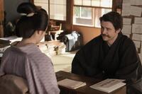 ヘブンはイライザから海外での滞在記の誘いを受ける。左から、トキ（高石あかり）、ヘブン（トミー・バストウ）