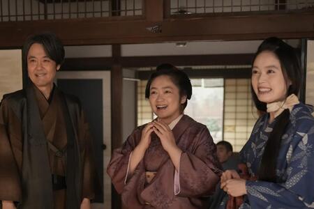 トキ（高石あかり・右）とヘブンの息子の名前「勘太」に司之介（岡部たかし・左）とフミ（池脇千鶴）も喜びの表情！