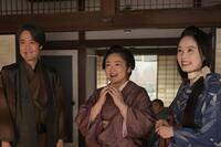 トキ（高石あかり・右）とヘブンの息子の名前「勘太」に司之介（岡部たかし・左）とフミ（池脇千鶴）も喜びの表情！