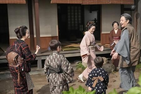 孫と戯れる司之介たち。左から、女中・クマ（夏目透羽）、トキ（高石あかり）、フミ（池脇千鶴）、司之介（岡部たかし）