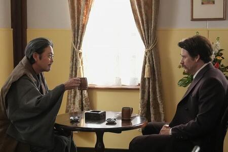 ミルクホールに滞在するヘブン（トミー・バストウ）の前に、司之介（岡部たかし）が現れて…