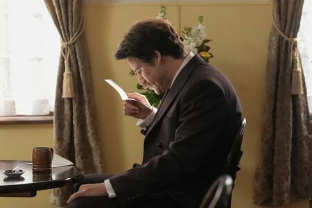 ミルクホールで、ひとり手紙を読みふけるヘブン（トミー・バストウ）