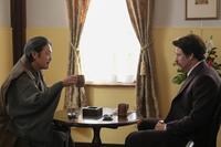 ミルクホールに滞在するヘブン（トミー・バストウ）の前に、司之介（岡部たかし）が現れて…