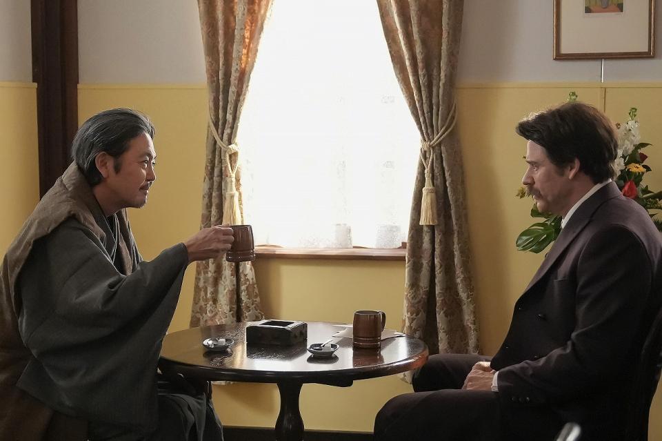 ミルクホールに滞在するヘブン（トミー・バストウ）の前に、司之介（岡部たかし）が現れて…