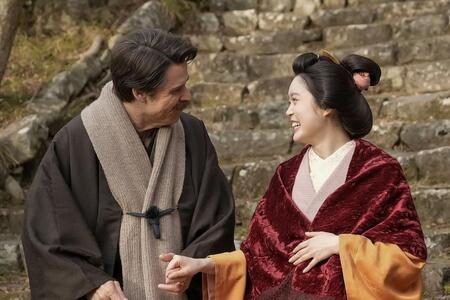 ヘブン（トミー・バストウ）は妻・トキ（高石あかり）の手を引いて…