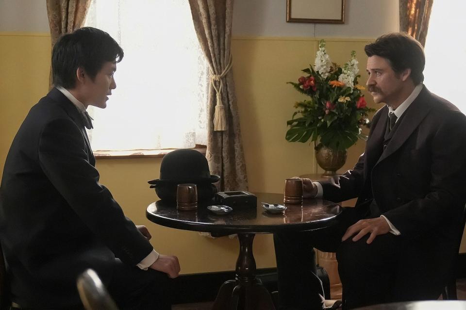 丈（杉田雷麟）と真剣な面持ちで話すヘブン（トミー・バストウ）