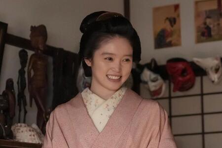 優しいまなざしで夫のヘブンをみつめるトキ（高石あかり）