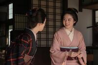 トキ（高石あかり）はヘブンがなくしたブードゥードールの代わりに、新しい人形を作り始める