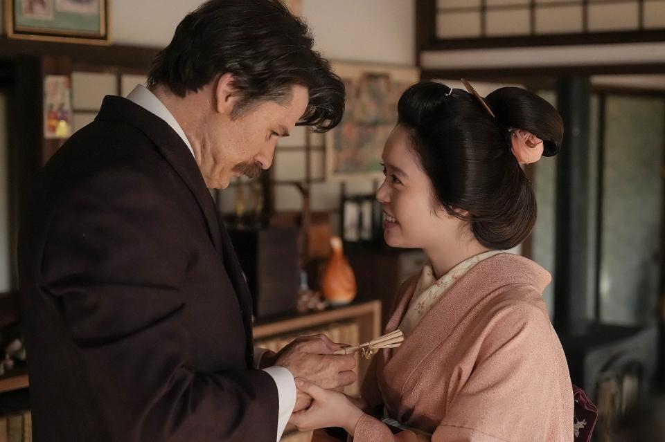 トキ（高石あかり）はヘブン（トミー・バストウ）に新しく作った人形をそっと渡す