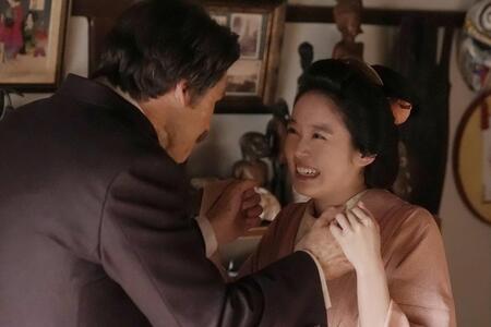 ヘブン（トミー・バストウ）の手を握りしめ、喜びに満ちた表情のトキ（高石あかり）