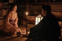 ヘブン（トミー・バストウ）に怪談を語るトキ（高石あかり）