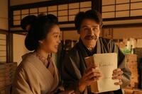 トキ（高石あかり）とふたりで執筆した怪談の原稿を握りしめるヘブン（トミー・バストウ）